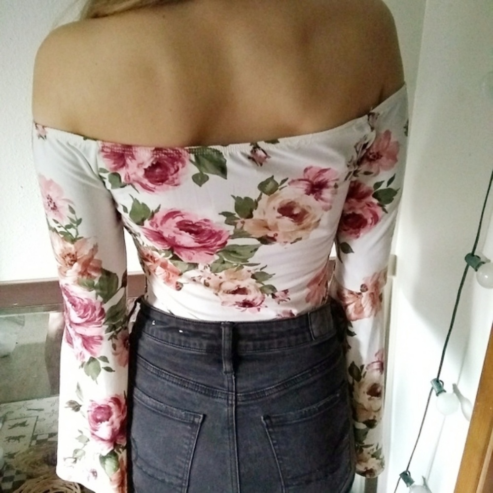 Off Shoulder Bell Sleeve Floral Top LIKE NEW - Picture 8 of 8